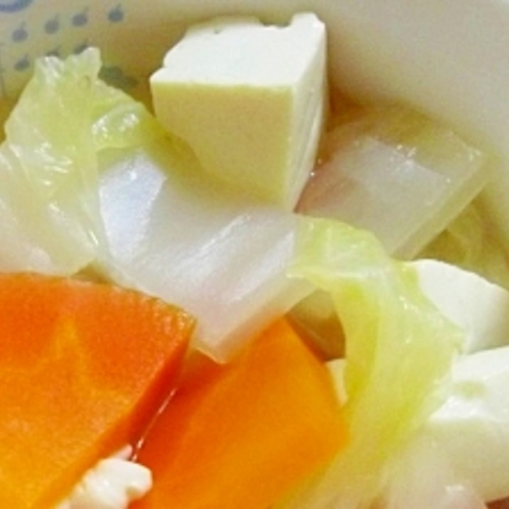 白菜とにんじんと豆腐のコンソメスープ